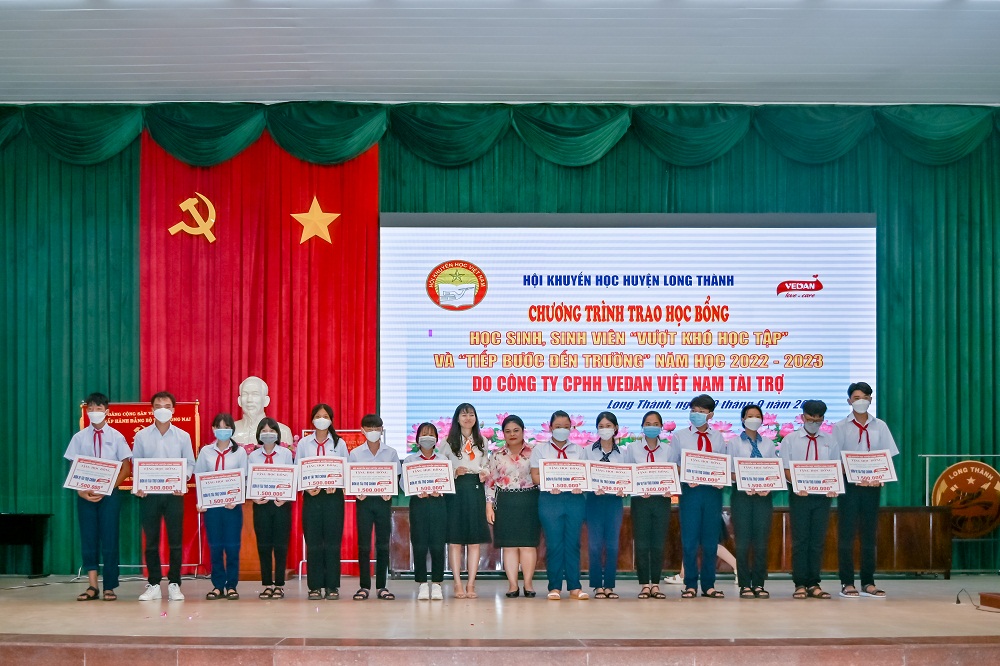 Bà Nguyễn Thu Thủy - Phó giám đốc đối ngoại Công ty CPHH Vedan Việt Nam - trao học bổng cho các em học sinh - Ảnh: Vedan Việt Nam