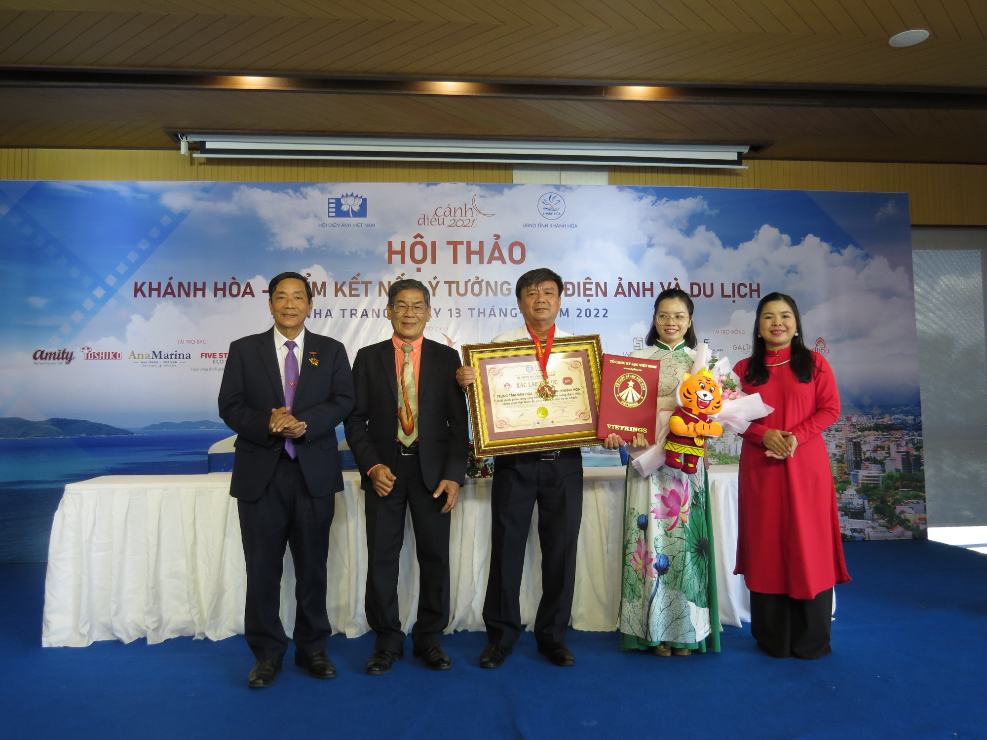 Đại diện Tổ chức Kỷ lục Việt Nam trao bằng xác lập kỷ lục cho Trung tâm văn hóa - điện ảnh tỉnh Khánh Hòa