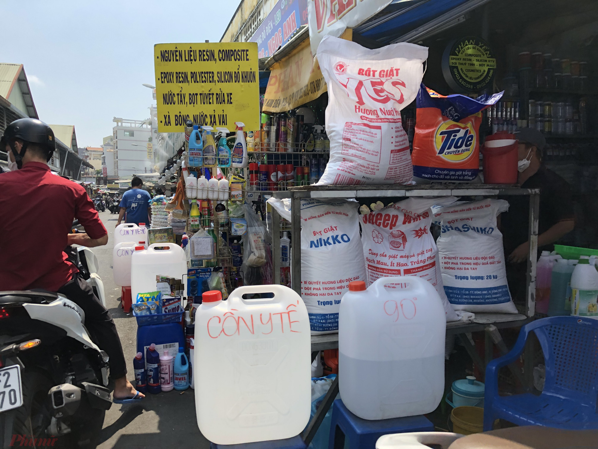 Những can nước tẩy rửa có dung tích lớn sản xuất theo công thức tự làm bán công khai tại chợ Kim Biên