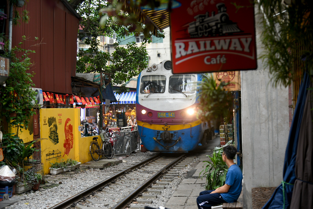 Điểm đặc biệt nhất tại đây đó là các du khách được thưởng thức không khí cafe, phố phường Hà Nội cùng với đoàn tàu chạy qua vào các khung giờ cố định được thông báo trước.