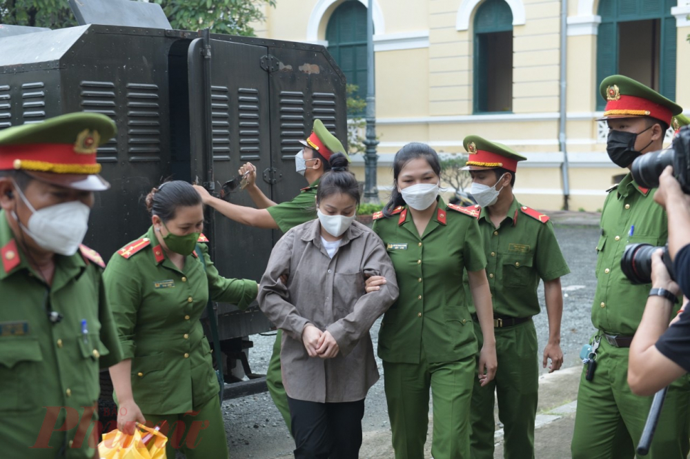 Bị cáo Nguyễn Võ Quỳnh Trang (27 tuổi) được áp giải đến tòa Sáng 21/7, 