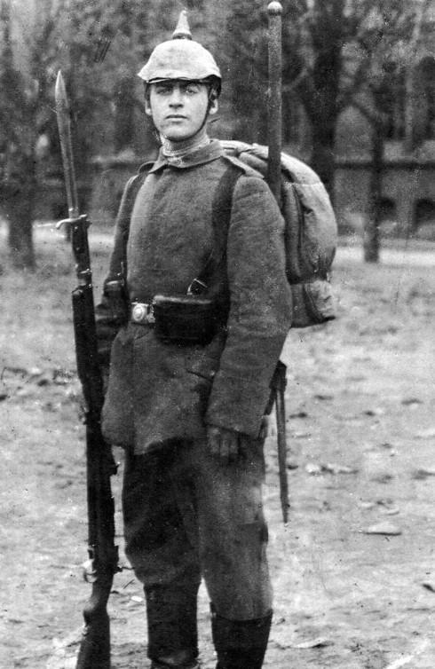 Erich Maria Remarque trong bộ quân phục Đức, hồi Thế chiến thứ nhất, khoảng năm 1917