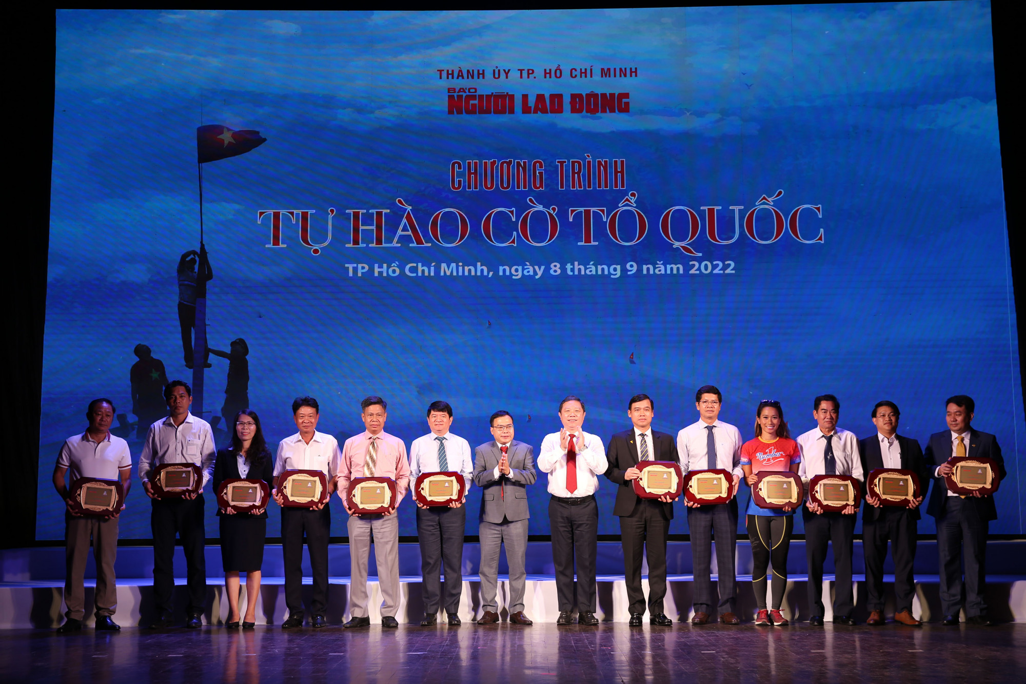 Đại diện các nhà tài trợ lên nhận bằng khen cảm ơn từ ban tổ chức chương trình “Một triệu lá cờ Tổ quốc cùng ngư dân bám biển” - Ảnh: Him Lam Land