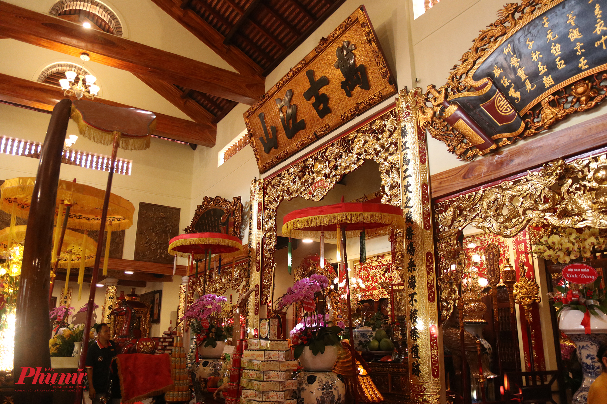Bên trong đền được trang trí, bày trí lễ vật trang trọng. 