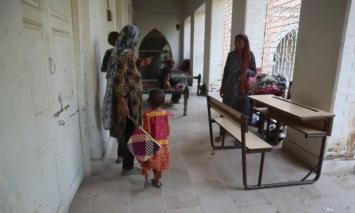 Phụ nữ và trẻ em trong tòa nhà trường nữ sinh Larkana