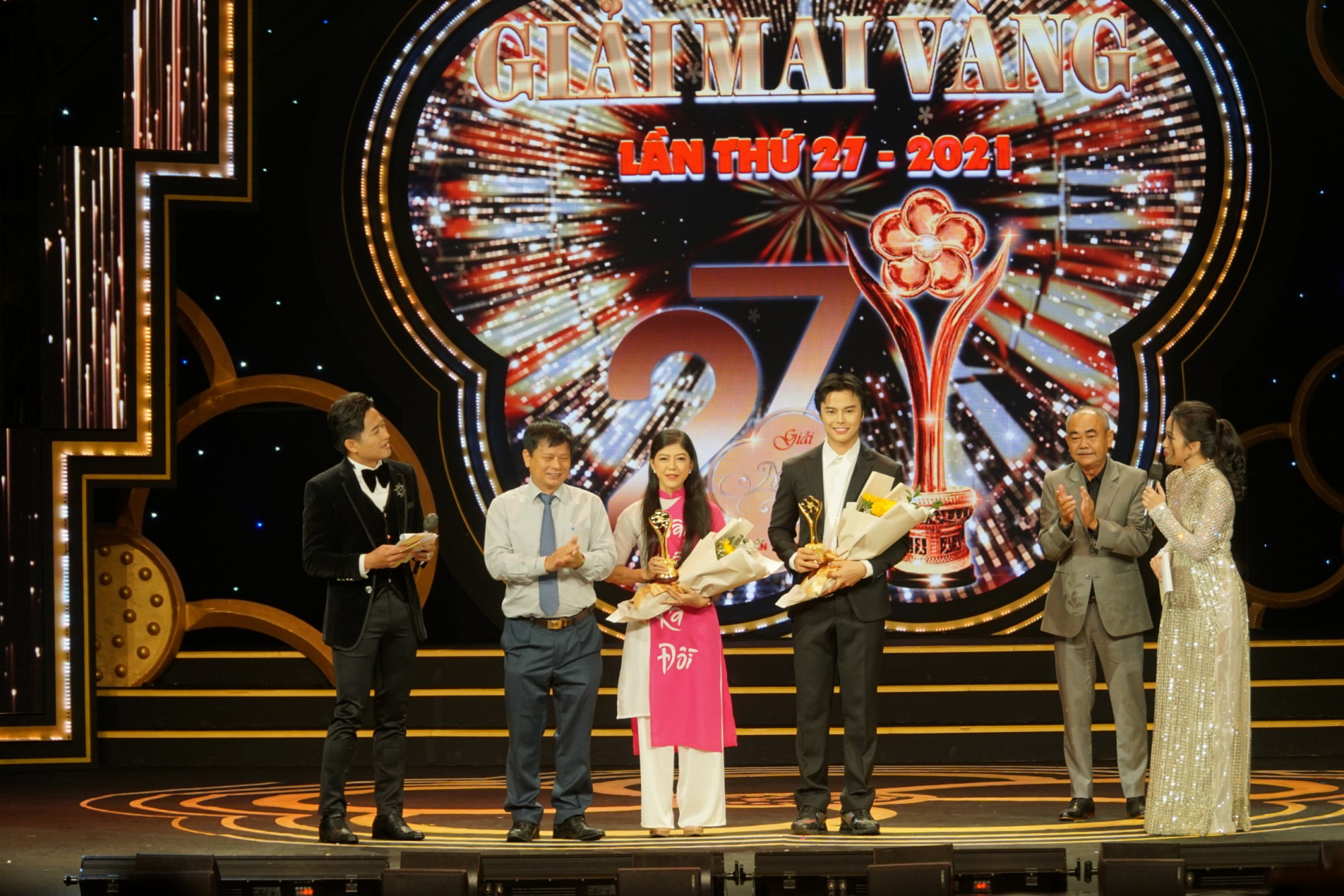 Diễn viên Hồng Trang (áo dài hồng) và nghệ sĩ Võ Minh Lâm lần lượt nhận giải diễn viên hài và diễn viên sân khấu được yêu thích nhất tại giải Mai Vàng 2021