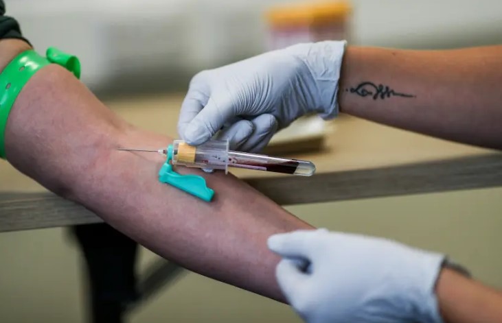 Một nhân viên y tế lấy mẫu máu từ một nhân viên cứu thương tuyến đầu, Anh ngày 5 tháng 6 năm 2020 (tín dụng hình ảnh: REUTERS / SIMON DAWSON)