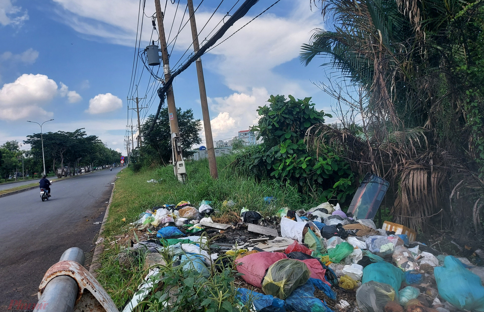 Trên đường Nguyễn Văn Linh (từ quận 7 về huyện Bình Chánh, TP.HCM), người đi đường có thể dễ dàng bắt gặp vài chục đống rác lớn nhỏ bốc mùi hôi nồng nặc.
