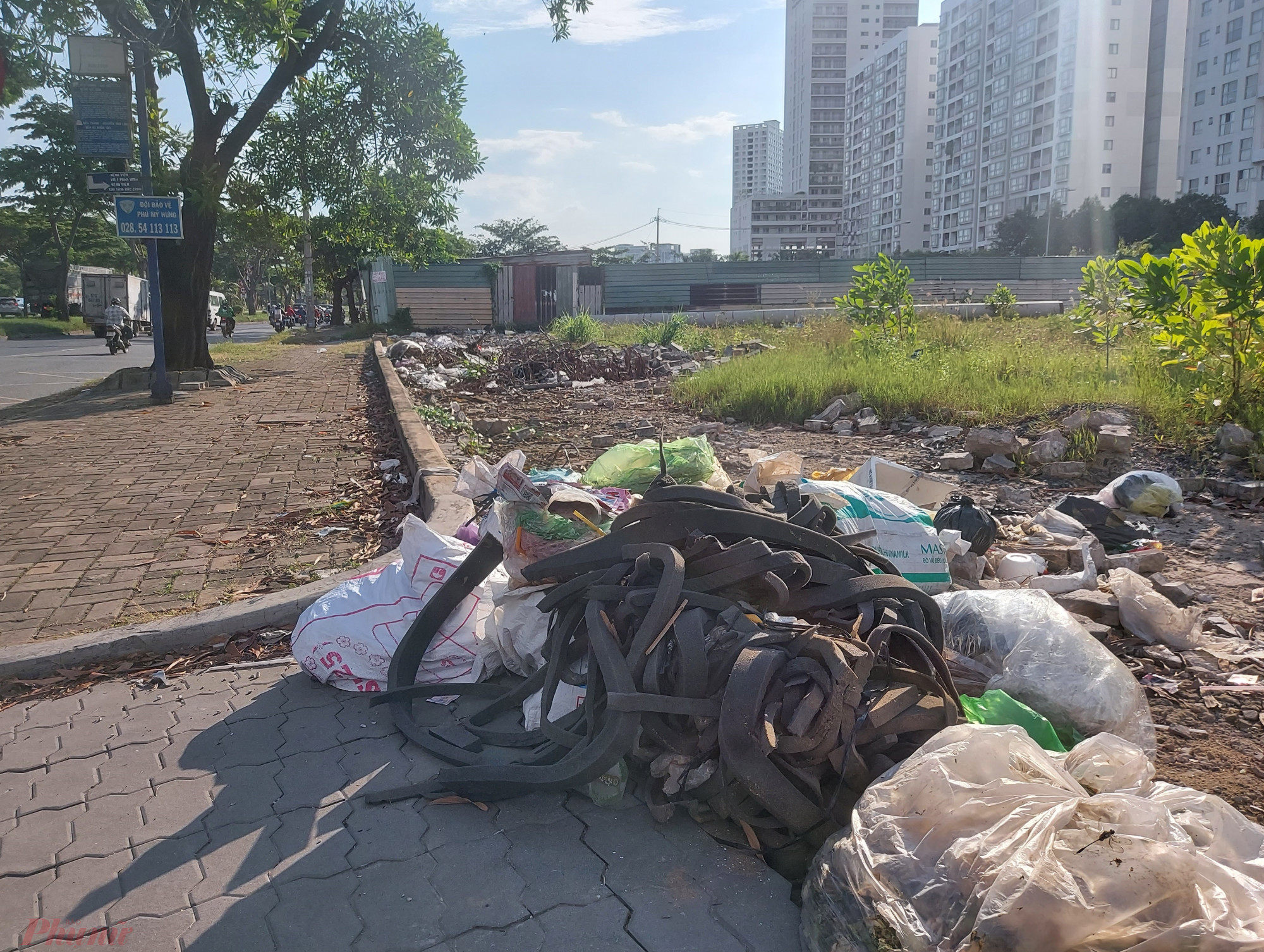 Trên đường Nguyễn Văn Linh (đoạn qua Phú Mỹ Hưng) cũng phải gánh chịu nạn đổ trộm rác. Được biết, đoạn đường này có rất nhiều camera nhưng vẫn không ngăn được “rác tặc”.