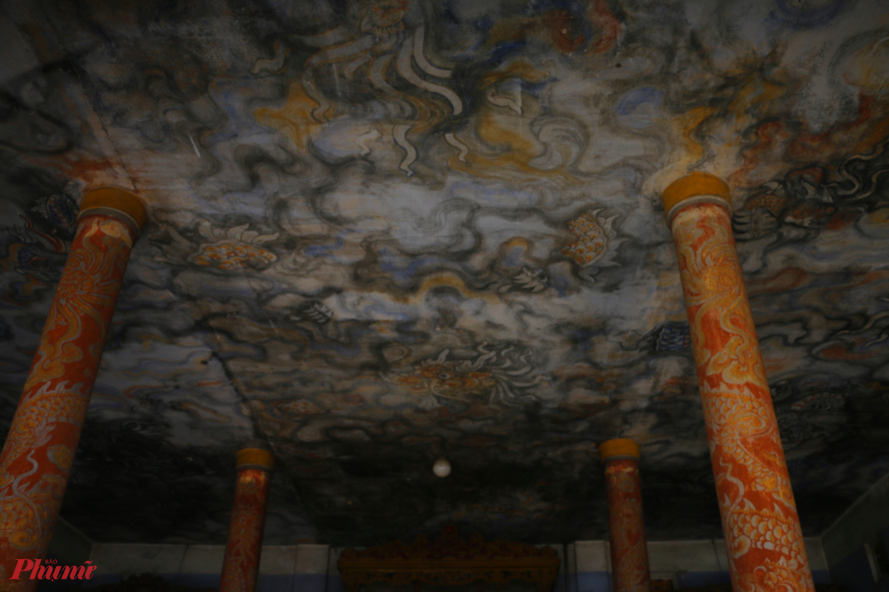 Bức bích họa “Cửu Long ẩn vân” hay còn gọi là “Long vân khế hội” chùa Diệu Đế. Đây là bức bích họa do họa sĩ Phan Văn Tánh, họa sĩ cung đình dưới triều Nguyễn vẽ hình 9 con rồng vờn trong mây trên trần và 4 cột giữa chính điện Đại Hùng vào những năm 1950. Bức họa này từng được Trung tâm sách Kỷ lục Việt Nam công nhận là bức tranh trần lớn nhất Việt Nam vào 3.2008. Mỗi con rồng một vẻ, tất cả đều oai phong lẫm liệt toát lên cái thần của con vật linh thiêng, uy quyền nhất trong 12 con giáp.