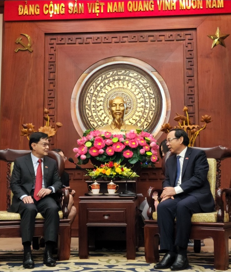 Trao đổi với phía Singapore, Bí thư Thành ủy TP HCM Nguyễn Văn Nên bày tỏ niềm vui khi đón tiếp Phó Thủ tướng Singapore cùng phái đoàn ngoại giao đến thăm và làm việc tại TP HCM.