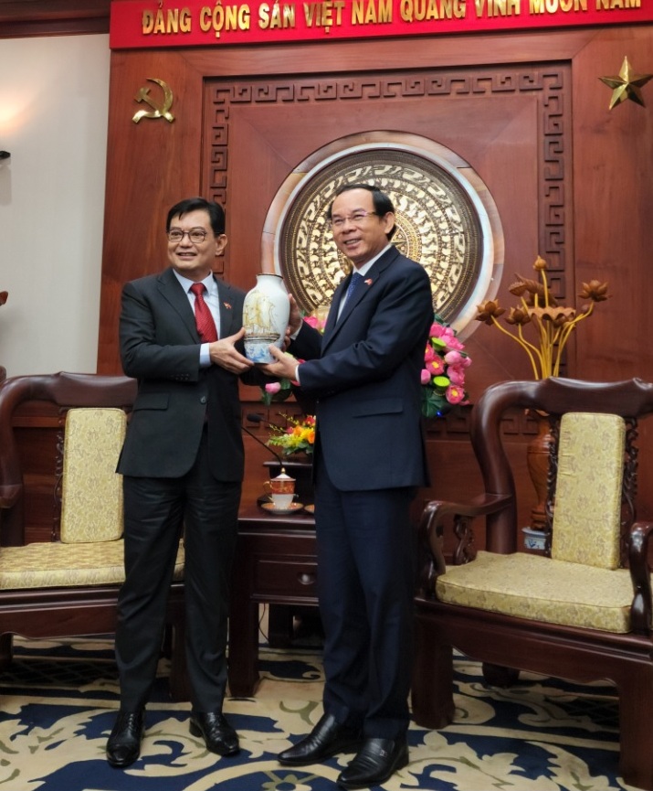 Bí thư Thành ủy TP HCM trao tặng Phó Thủ tướng Singapore món quà kỷ niệm là một chiếc bình gốm