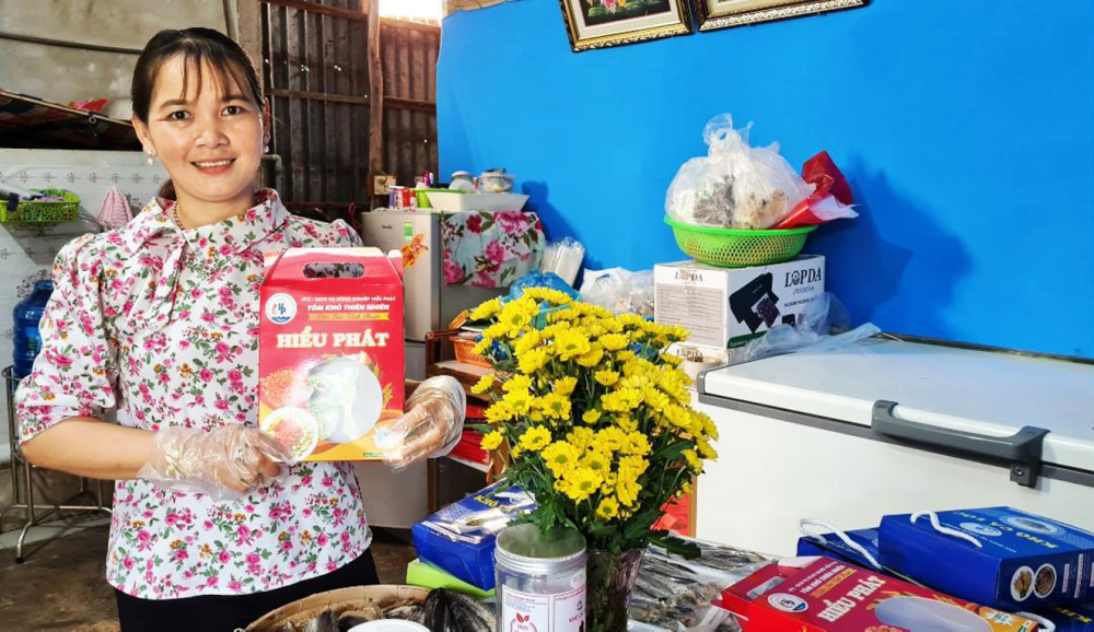 Chị Kim Thoa bên các sản phẩm OCOP của Hợp tác xã Dịch vụ nông nghiệp Hiểu Phát  (xã Phong Đông, H.Vĩnh Thuận, tỉnh Kiên Giang)