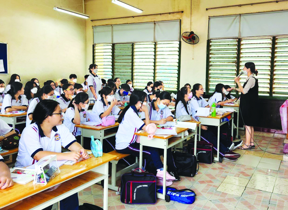 Học sinh lớp Mười, Trường THPT Trưng Vương (Q.1, TP.HCM) đang học môn ngữ văn theo chương trình mới ẢNH: P.T