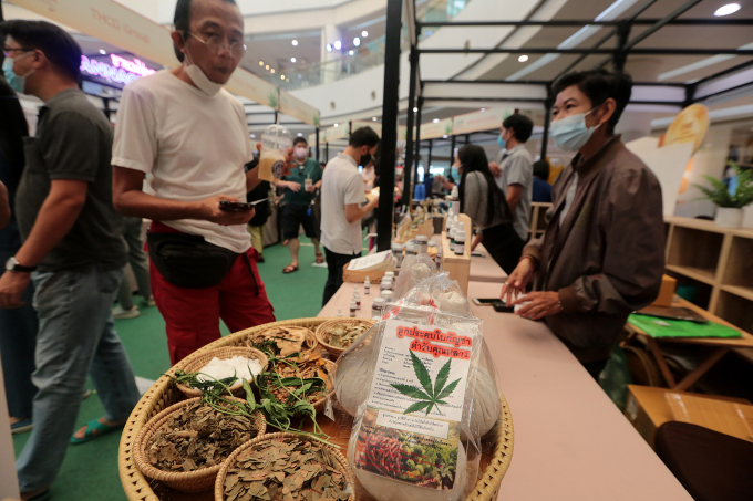 Các sản phẩm làm từ cần sa tại một hội chợ ở Bangkok, thủ đô Thái Lan, ngày 18/3/2021. Ảnh: AFP.