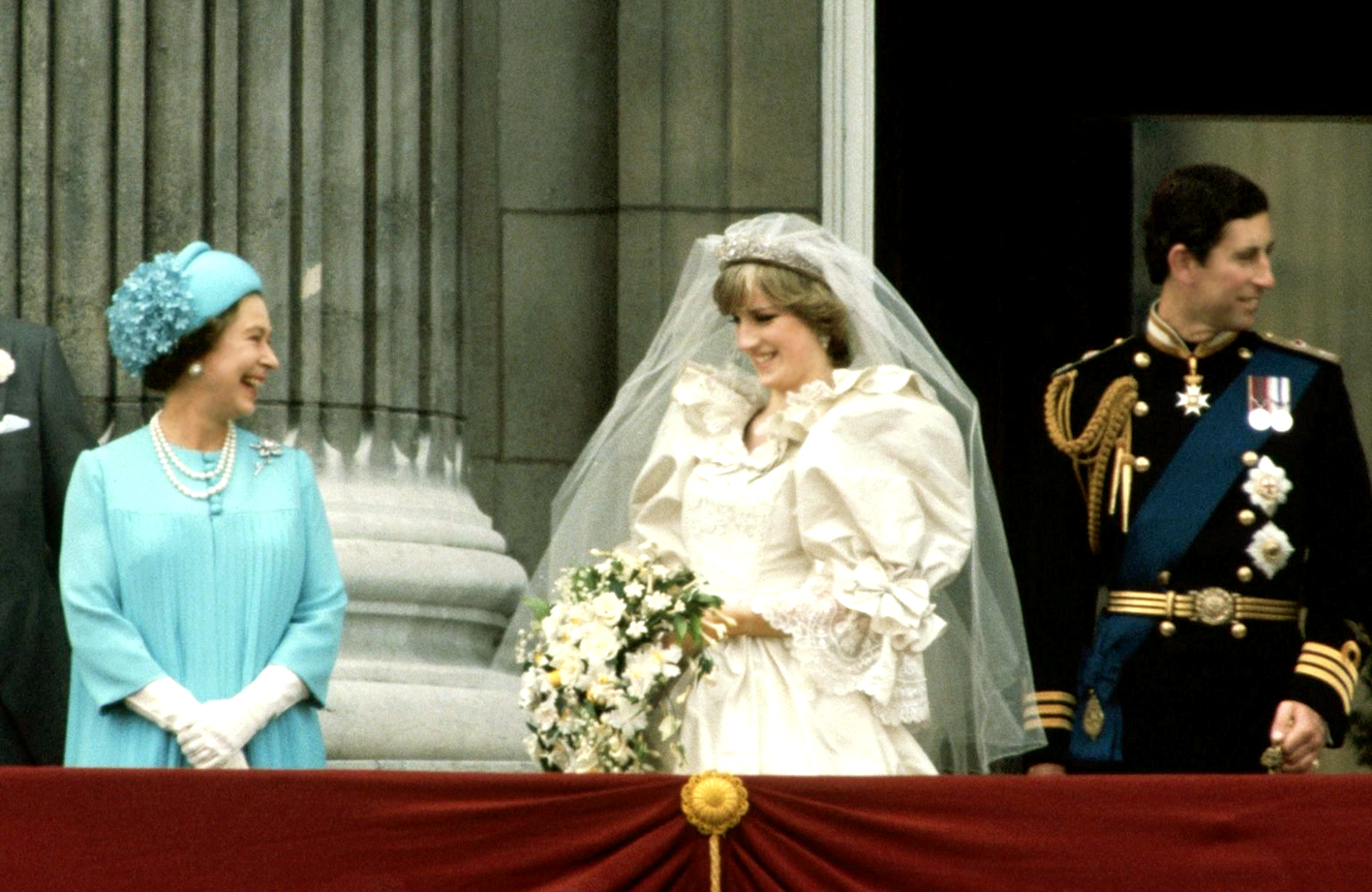 Nữ hoàng Elizabeth II cùng Thái tử Charles và Công nương Diana trên ban công Cung điện Buckingham trong đám cưới của họ - ẢNH: GETTY IMAGES