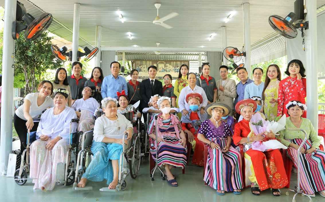 Các cụ xúng xính váy hoa trong chương trình giao lưu với câu lạc bộ Tài tử - Cải lương Cung văn hóa Lao động TP.HCM