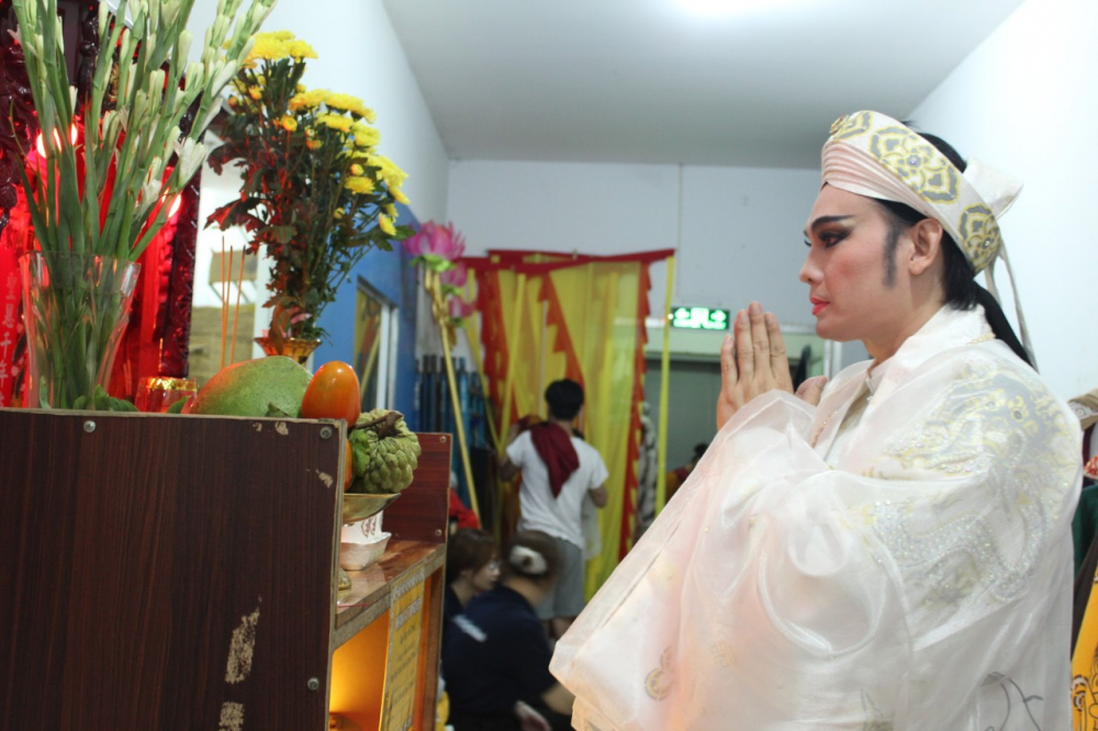 NSƯT Kim Tiểu Long khấn bàn thờ Tổ tại hậu trường rạp Hồng Liên.