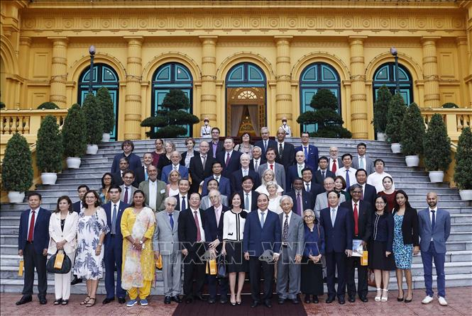 Chủ tịch nước Nguyễn Xuân Phúc và các nhà khoa học đoạt giải Nobel
