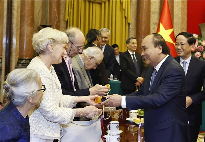 Chủ tịch nước Nguyễn Xuân Phúc tặng quà lưu niệm cho các nhà khoa học đoạt giải Nobel