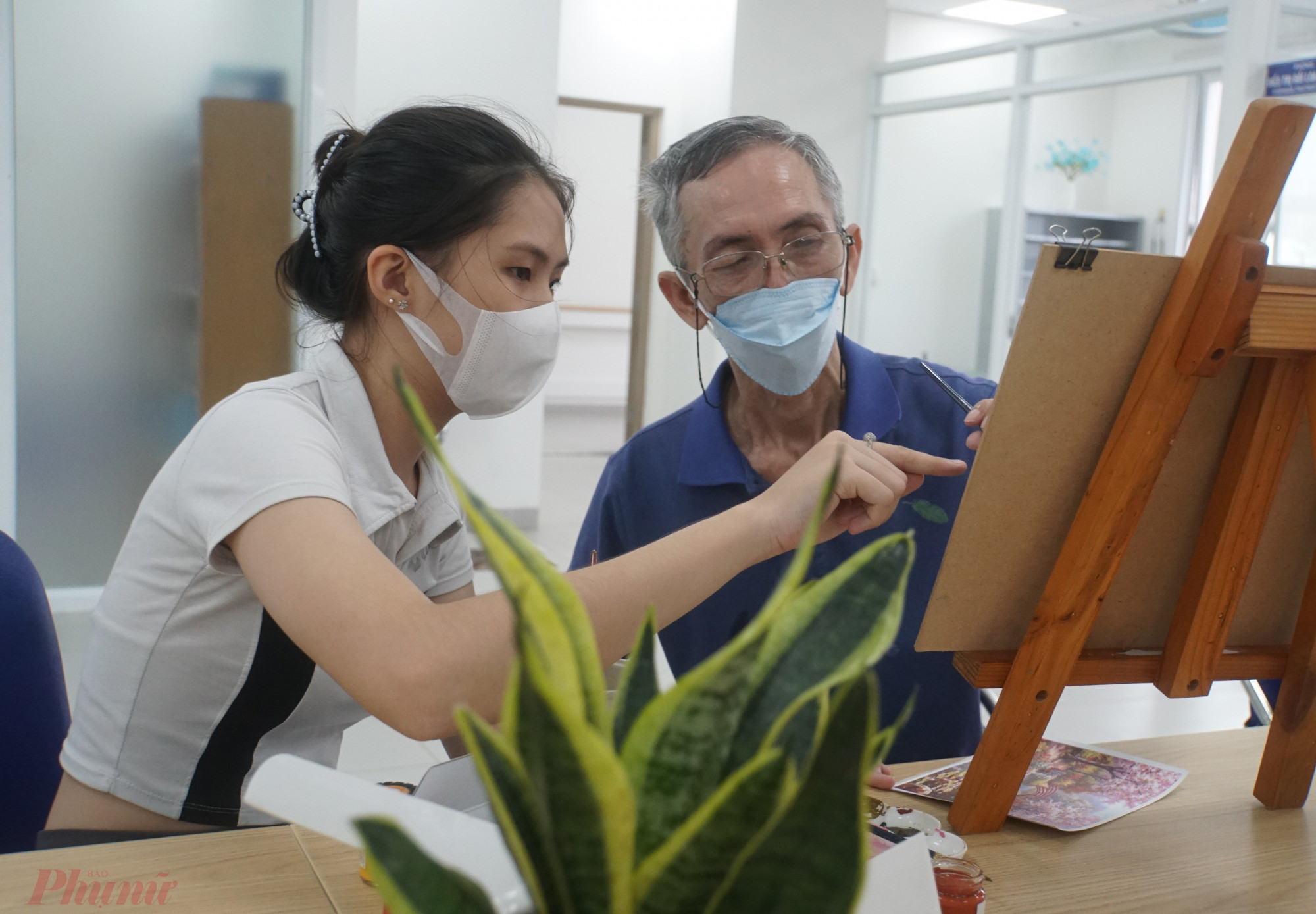 Ngoài kỹ thuật viên, bác sĩ vật lý trị liệu, các bạn sinh viên tại trường Đại học Kiến trúc TPHCM, Đại học Sài Gòn cũng đến khoa hướng dẫn các kỹ thuật cơ bản trong hội họa cho người bệnh