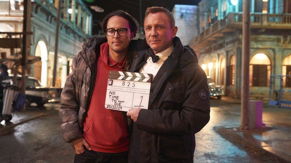 Đạo diễn Cary Joji Fukunaga & diễn viên Daniel Craig trên phim trường phim No Time To Die