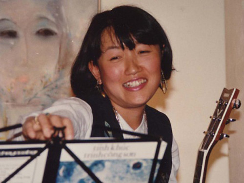 Giáo sư Michiko Yoshii thời trẻ. Bà là nguyên mẫu thứ ba lên tiếng không hài lòng với cách làm của đoàn phim Em và Trịnh 