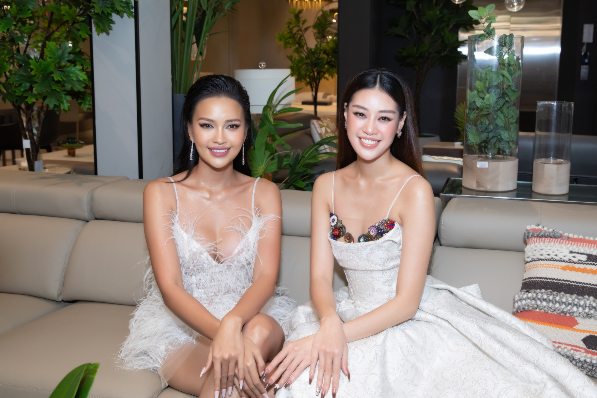 Không hẹn mà gặp, hai nàng hậu Ngọc Châu và Khánh Vân cùng chọn trong màu trắng khi đến tham dự sự kiện khai trương của doanh nhân Dương Quốc Nam. Cả hai vô cùng thân thiết sau khoảng thời gian đồng hành, hỗ trợ nhau trong cuộc thi Hoa hậu Hoàn vũ Việt Nam 2022.