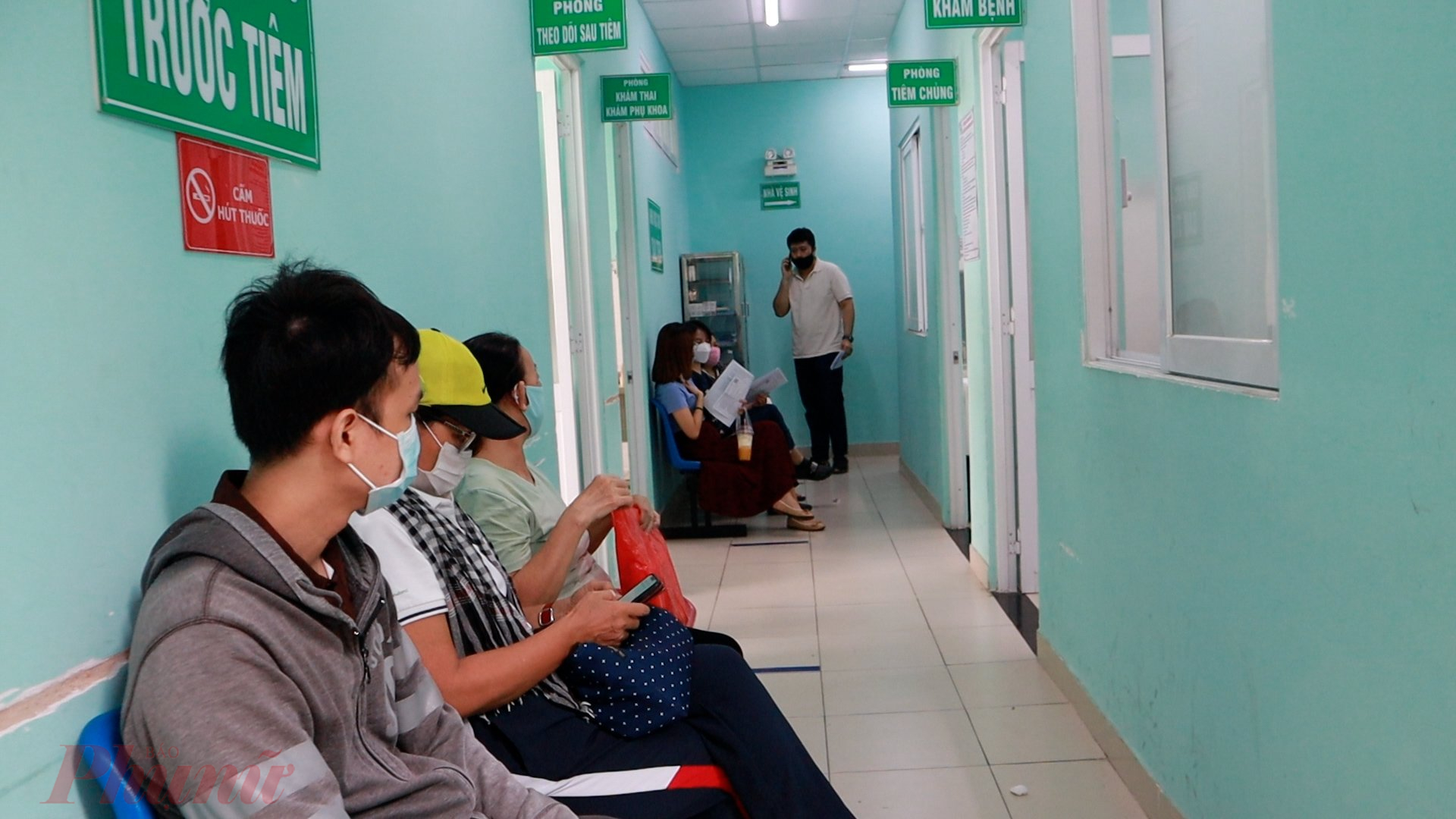 Người dân chờ vào khám bệnh tại Trạm y tế quận Bình Thạnh