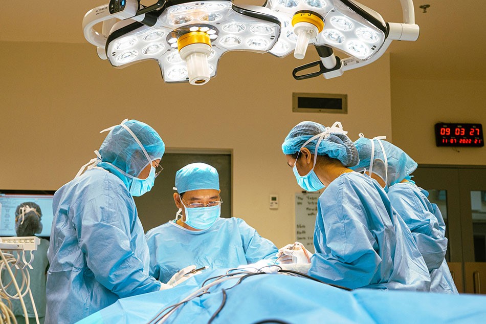 Bác sĩ Nguyễn Thanh Tùng và ê-kíp đang thực hiện ca phẫu thuật phức tạp kéo dài 6 giờ đồng hồ. Ảnh do bác sĩ cung cấp