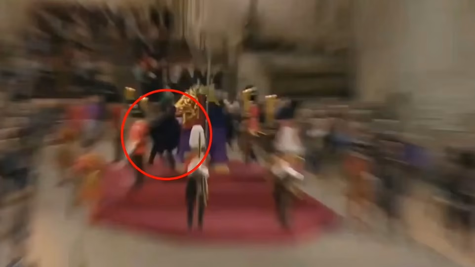 Cảnh quay cho thấy người đàn ông lao đến quan tài của Nữ hoàng Elizabeth II