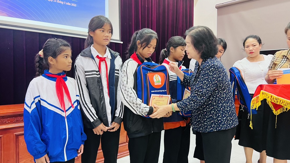 Bà Trương Mỹ Hoa trao học bổng cho các em học sinh dân tộc thiểu số ở huyện Tuyên Hóa (Quảng Bình) - Ảnh: Quỹ Từ thiện Kim Oanh