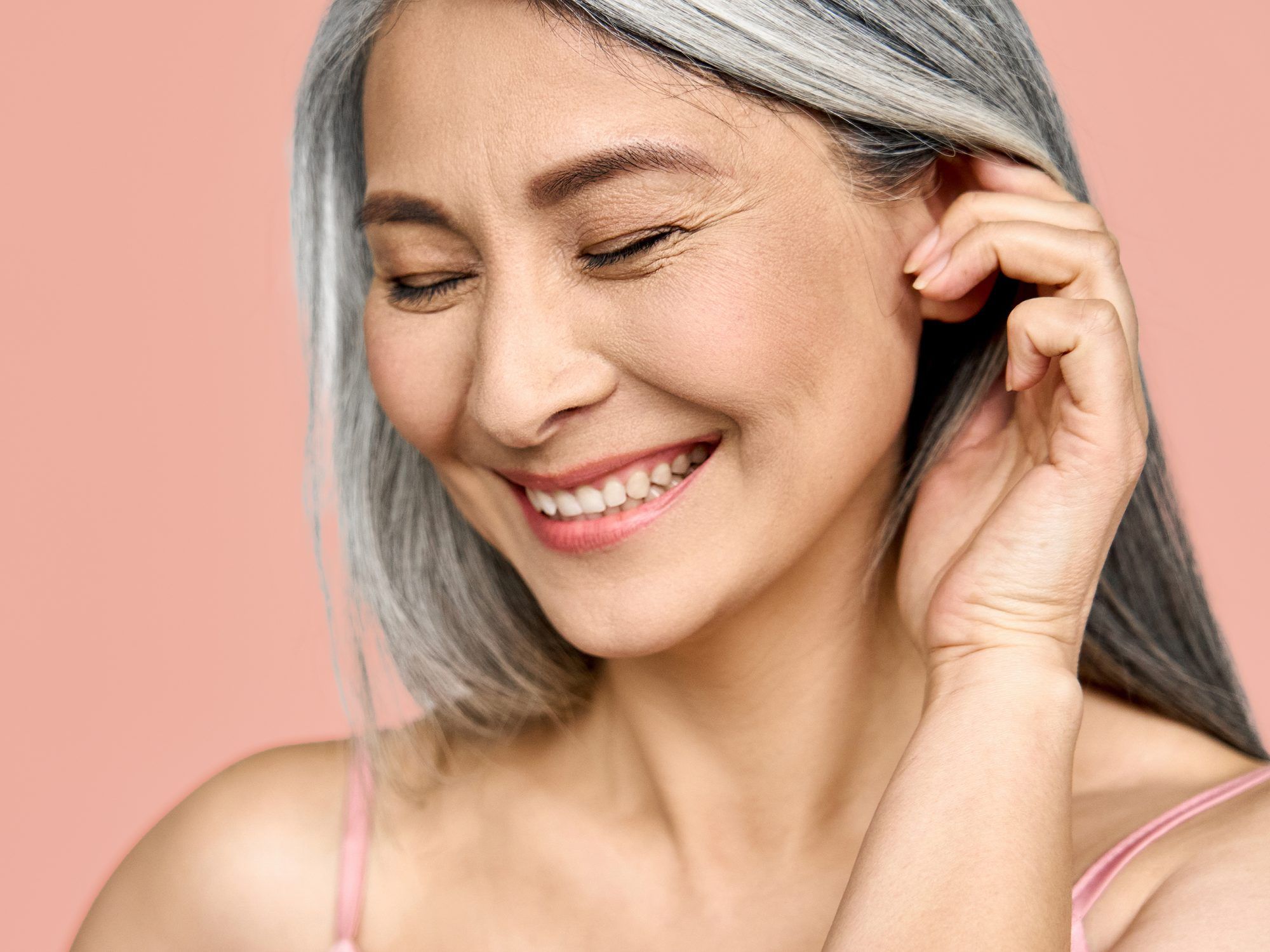 Tiến sĩ Howard Murad, MD và người sáng lập Murad Skincare, Singapore cho biết trong 3 năm đầu của thời kỳ mãn kinh, bạn sẽ mất 25% lượng collagen, khiến da bị khô và mỏng đi. Dù vây, bạn vẫn có thể có biện pháp cải thiện để bảo dưỡng làn da suốt thời gian này.