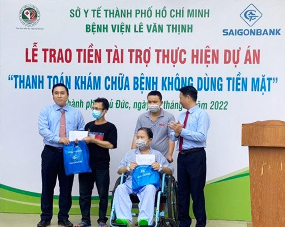 Đại diện SAIGONBANK trao quà tặng các bệnh nhân đang điều trị ở Bệnh viện Lê Văn Thịnh