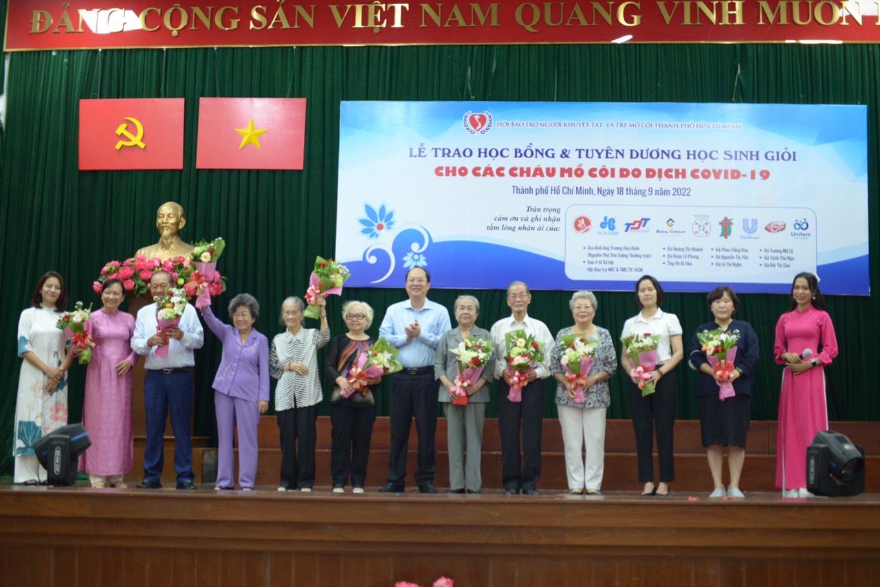 Ông Nguyễn Hồ Hải - Phó Bí thư Thành ủy TP.HCM (giữa) tặng hoa tri ân những doanh nghiệp, đơn vị và cá nhân đã tài trợ, đồng hành cùng chương trình học bổng