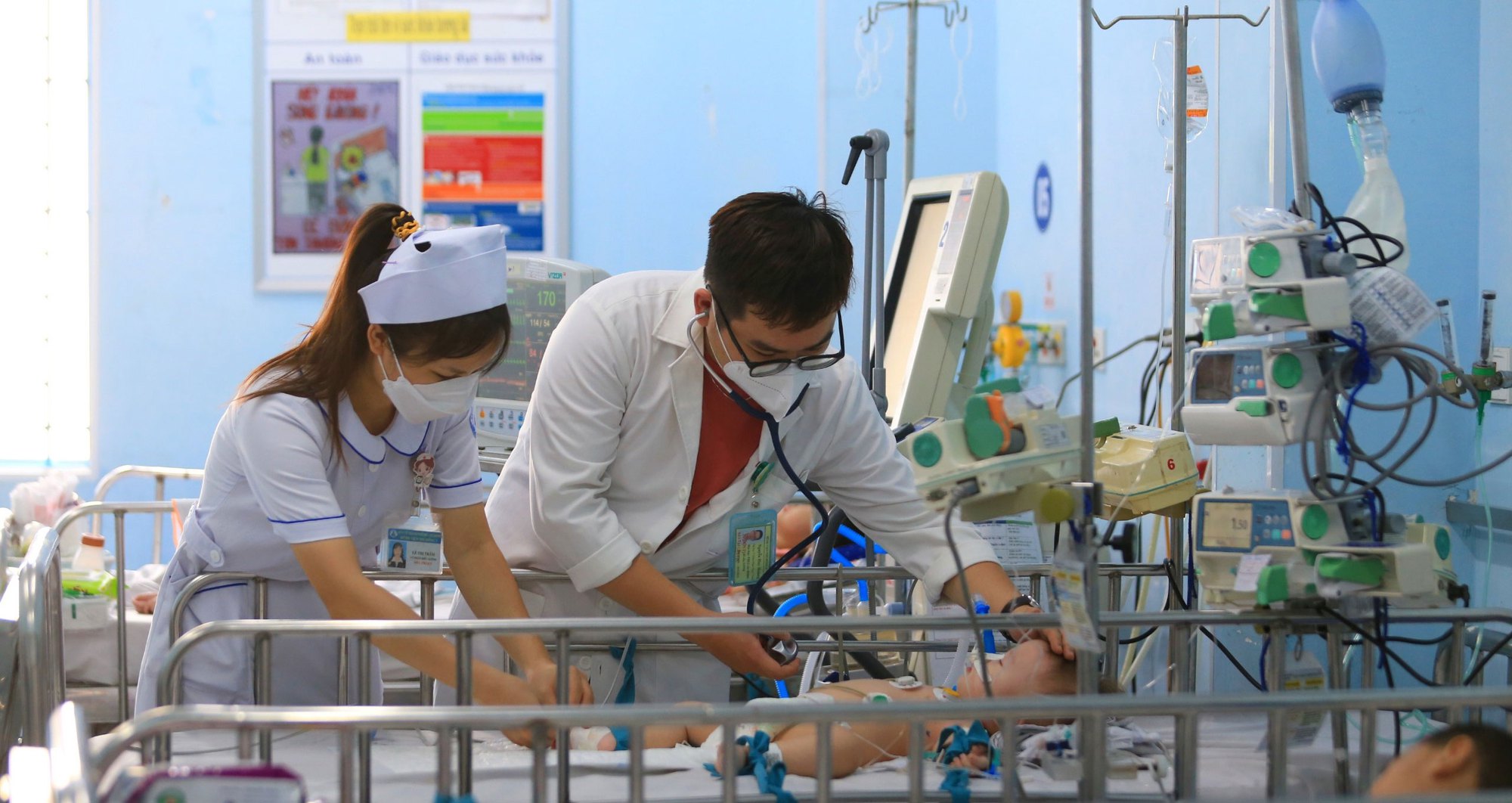 Các bệnh viện nhi trên địa bàn TPHCM liên tục tiếp nhận các bệnh nhân bị sốt xuất huyết trong thời gian qua