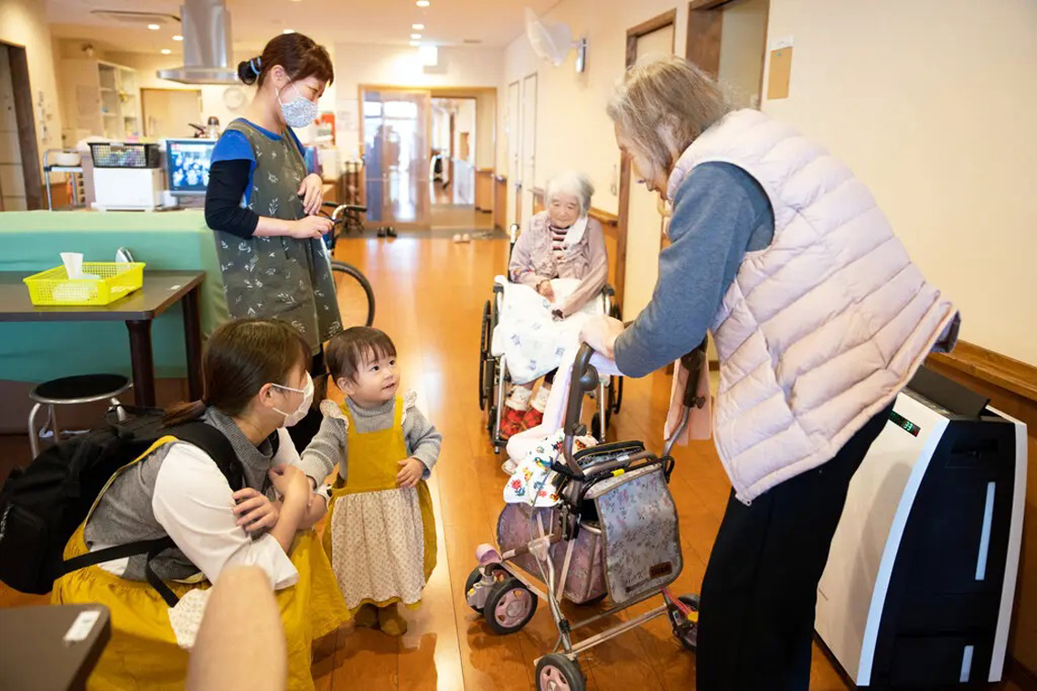 Một “nhân viên mầm non” đến thăm các cư dân lớn tuổi tại Viện Dưỡng lão Ichoan ở Kitakyushu, Nhật Bản - ẢNH: ICHOAN NURSING HOME