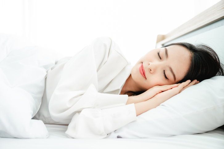  Cố gắng ngủ đủ giấc: Ngay cả khi bạn bị khó ngủ thì phải cố gắng tìm đủ thời gian để ngủ. Vì ngủ không đủ giấc sẽ làm giảm hệ thống miễn dịch trong cơ thể, dễ bị stress, béo phì và lão hóa. Trong khi ngủ, cơ thể sẽ tiết ra các hormone tăng trưởng để phục hồi da, giúp cân bằng nội tiết tố trong cơ thể.