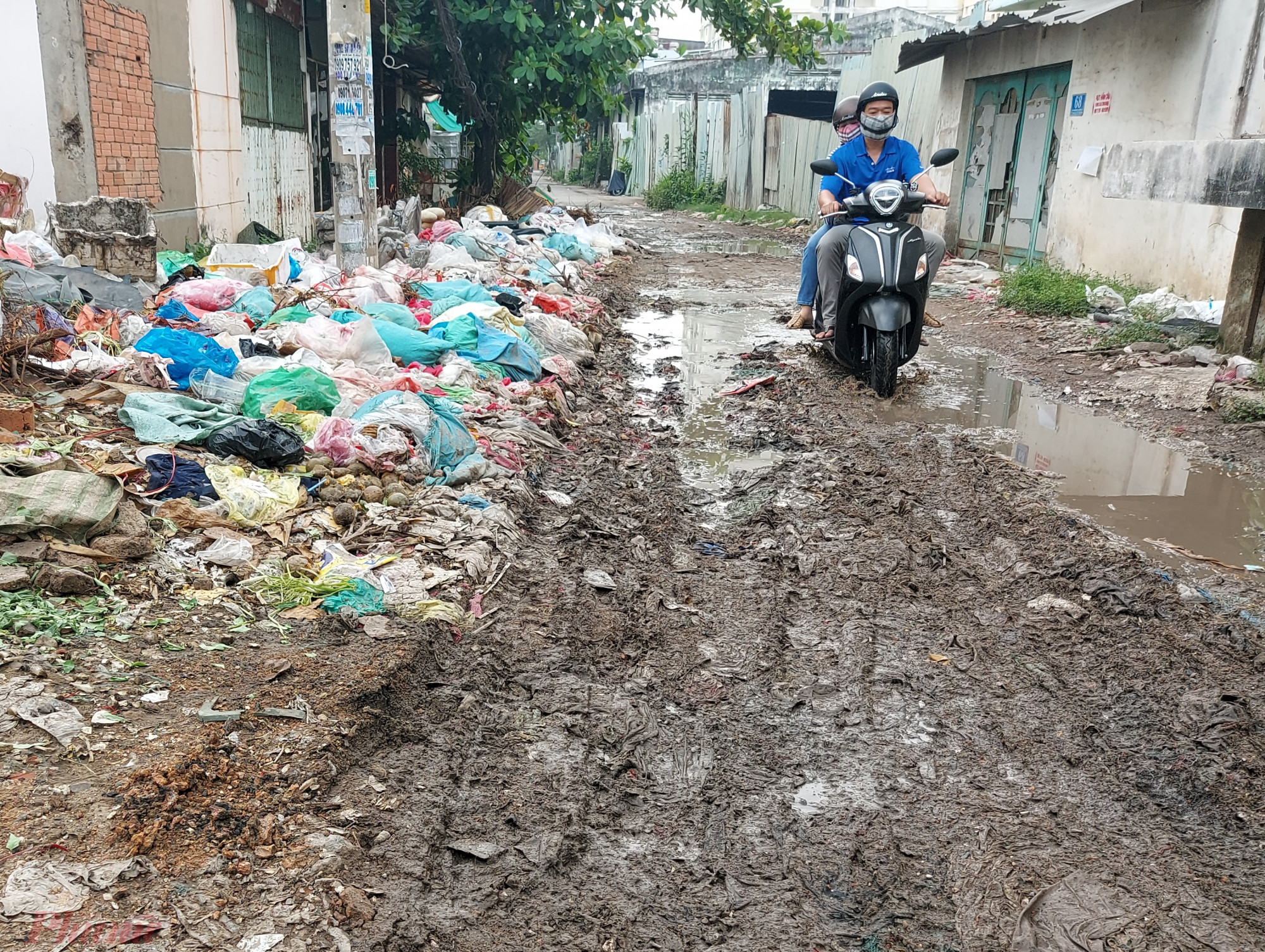 Hẻm 236 đường An Dương Vương ngập ngụa rác vào thời điểm tháng 4/2022.