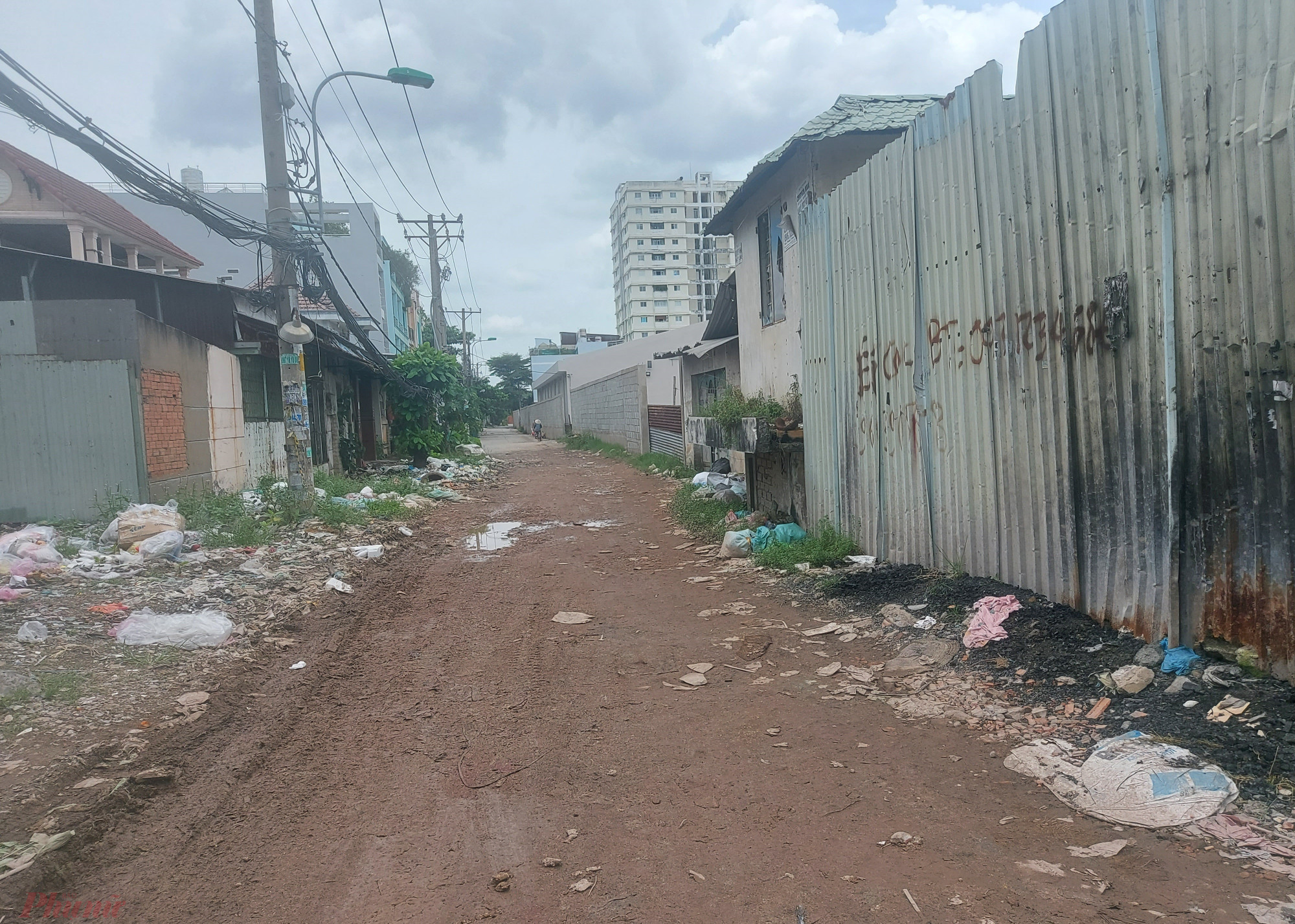 Sau khi Báo Phụ Nữ TPHCM phản ánh, chính quyền địa phương người dân đã ra quận làm sạch hẻm 236 đường An Dương Vương.
