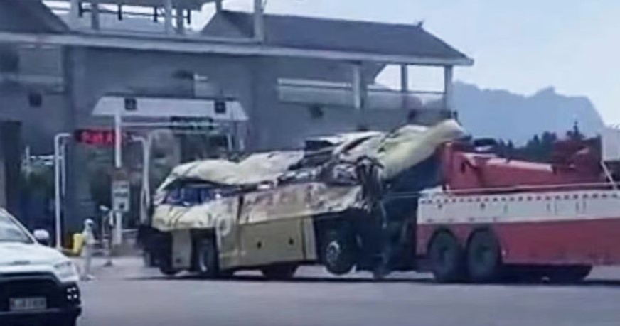 Chiếc xe buýt bị lật trên đường cao tốc khiến 27 người trên xe thiệt mạng. Ảnh: Weibo