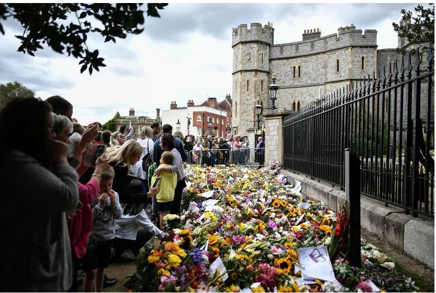 Người dân đặt hoa tưởng niệm cố Nữ hoàng bên ngoài Lâu đài Windsor, ngày 18/9.