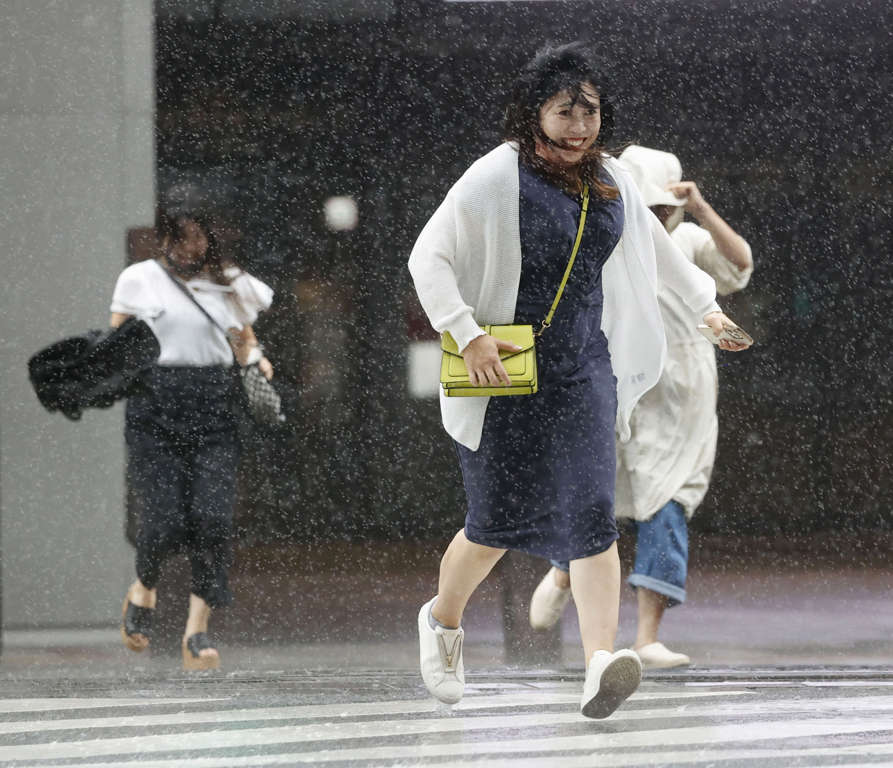 Hàng triệu người dân Nhật Bản phải sơ tán để tránh cơn bão Nanmadol tấn công - Ảnh: Kyodo News via AP