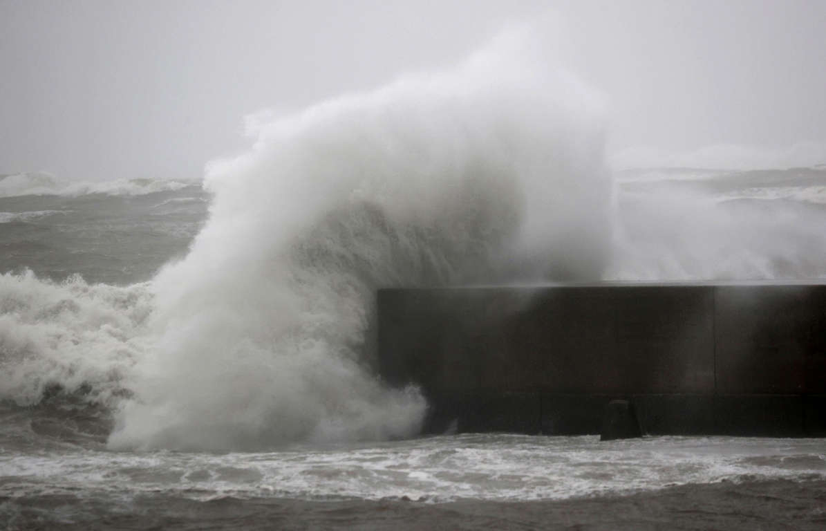 Bão Nanmadol tạo nên những đợt sóng lớn đánh vào bờ biển Miyazaki ở phía nam Nhật Bản - Ảnh: Kyodo News/AP