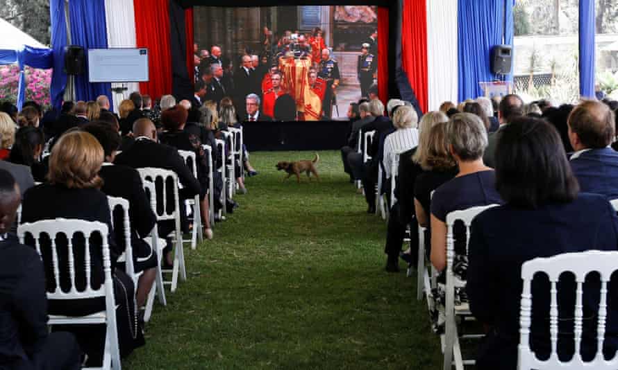 Khách mời theo dõi lễ tang của Nữ hoàng Elizabeth tại dinh thự của cao ủy Anh ở Nairobi, Kenya.