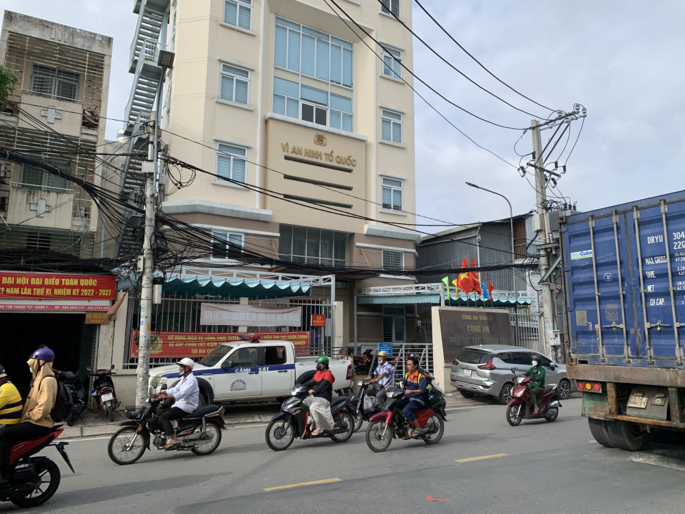 Trụ sở Công an phường Tân Thuận Tây, quận 7 được phong tỏa hoàn toàn