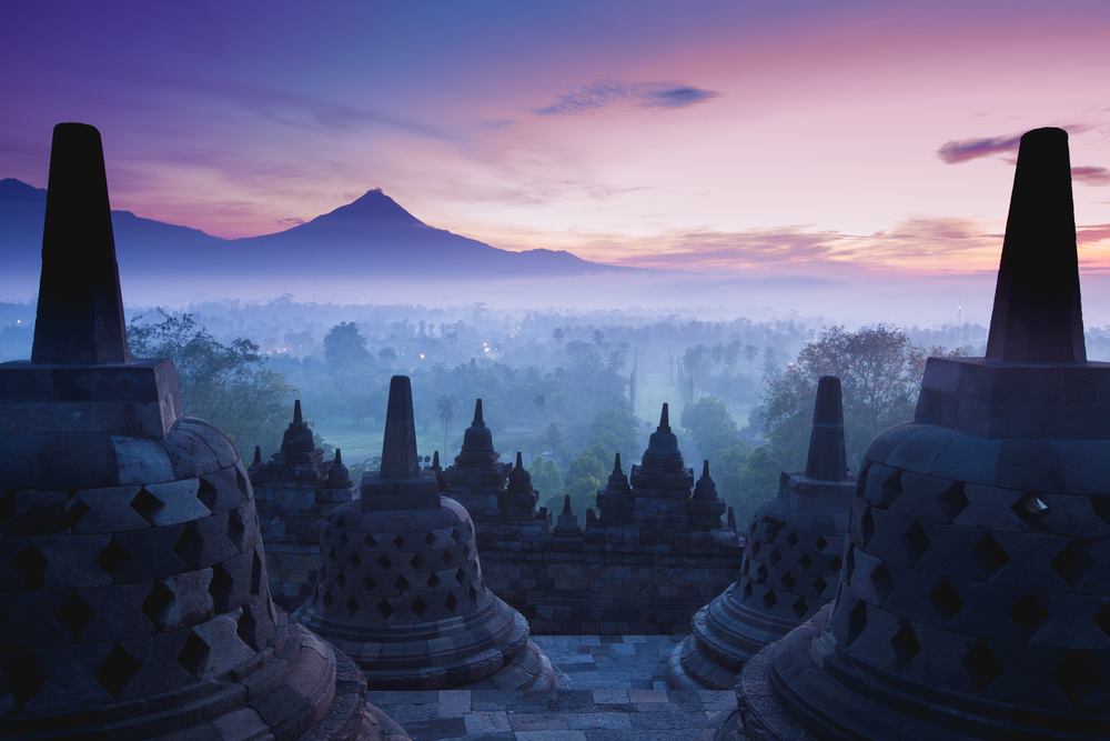 BOROBUDUR, INDONESIA  Sau một chặng đường dài đến Yogyakarta ở trung tâm Java, chỉ mất hơn một giờ lái xe để đến Amanjiwo, một nơi ẩn náu cuối tuần dài nếu từng có. Những mái nhà lụp xụp tại khu nghỉ mát gợi lên không thể nhầm lẫn một ngôi đền vì khu nghỉ mát được lấy cảm hứng từ Borobudur, Di sản Thế giới tuyệt đẹp đã được UNESCO công nhận, những bảo tháp có thể nhìn thấy ở đường chân trời.