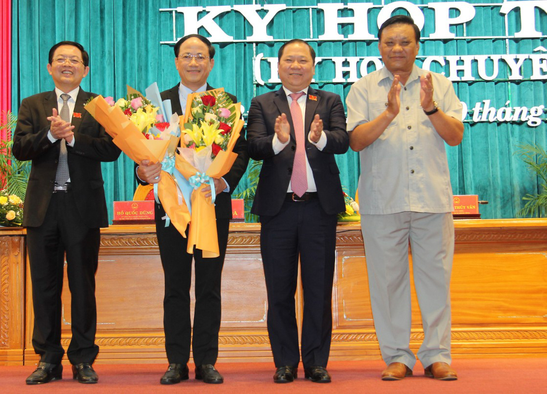 Tân chủ tịch UBND tỉnh Bình Định Phạm Anh Tuấn nhận hoa chúc mừng 