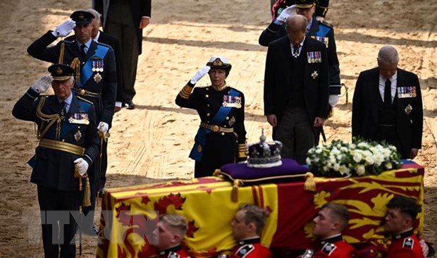 Nhà Vua Anh Charles III (trái) cùng Hoàng tử William (thứ 2, trái), Hoàng tử Harry (thứ 2, phải) và các thành viên Hoàng gia tại lễ viếng Nữ hoàng Elizabeth II ở tòa nhà Quốc hội Anh, London ngày 14/9/2022. (Ảnh: AFP/TTXVN)