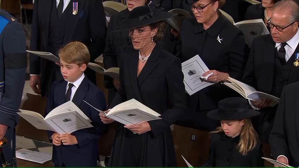 Hoàng tử George, Công nương Kate và Công chúa Charlotte hát thánh ca trong lễ tang của Nữ hoàng